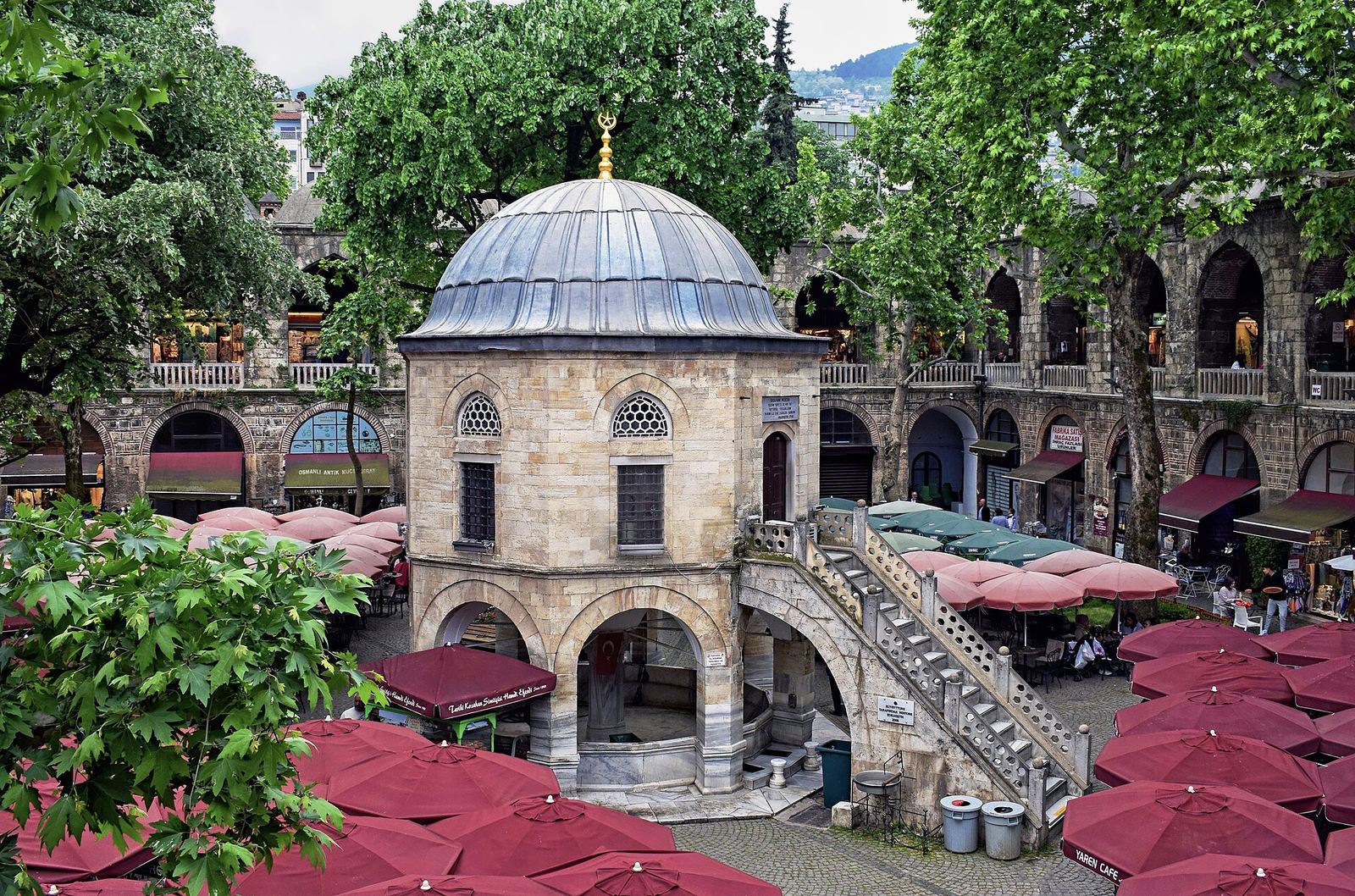 Bursa'daki tarihi Koza Han'ın avlusu
